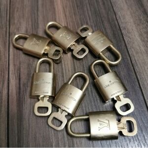 Authentic LOUIS VUITTON 1 Lock and Key set
